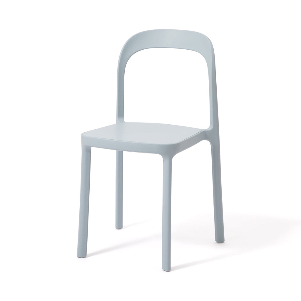 Chaise empilable en résine moulée bleu clair