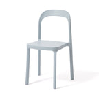 Chaise empilable en résine moulée bleu clair