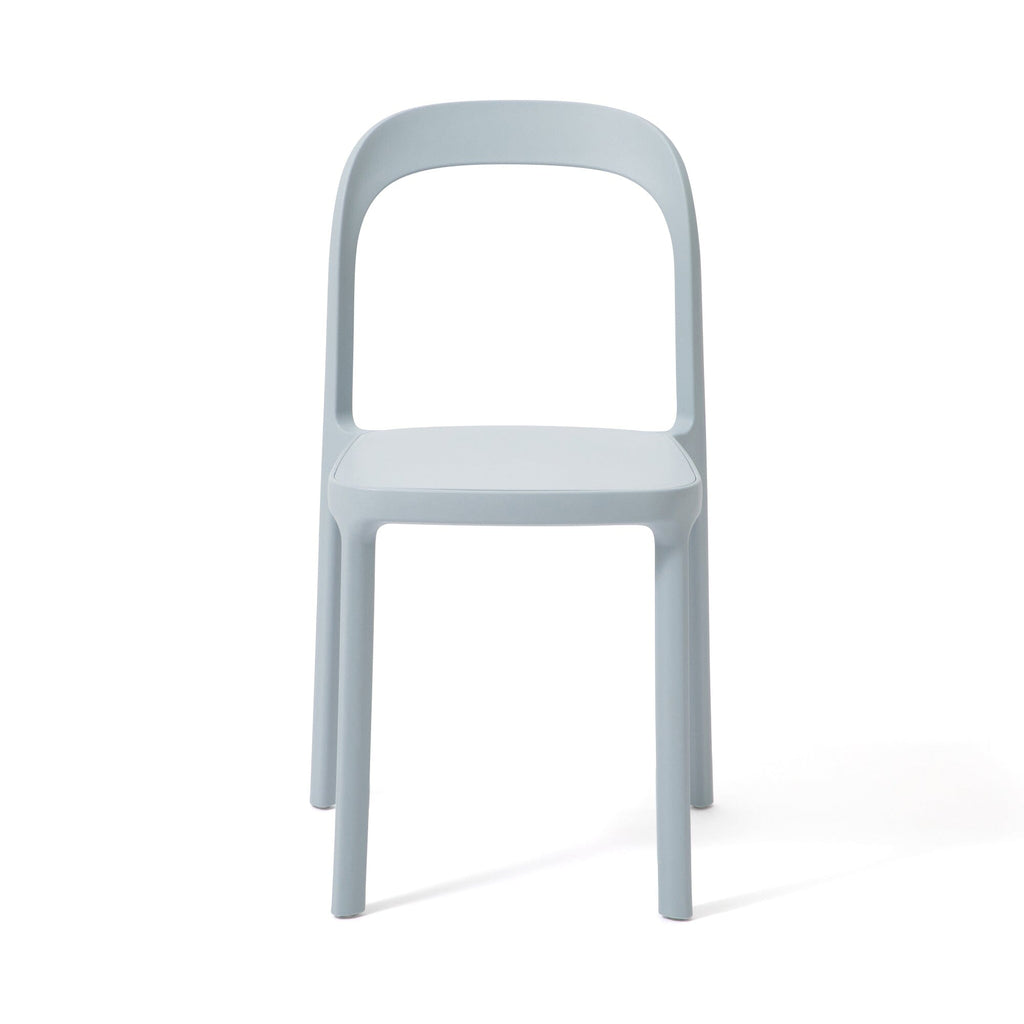 Chaise empilable en résine moulée bleu clair