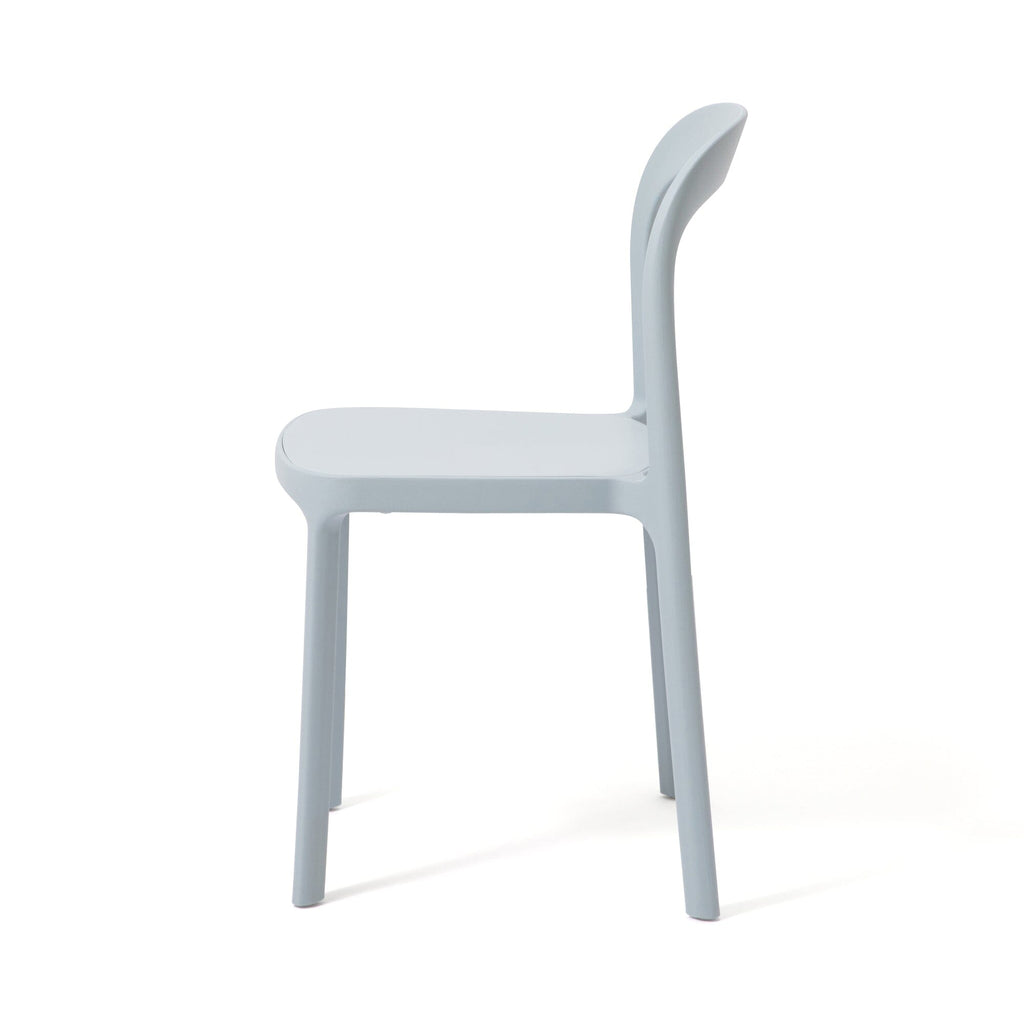 Chaise empilable en résine moulée bleu clair