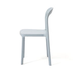 Chaise empilable en résine moulée bleu clair