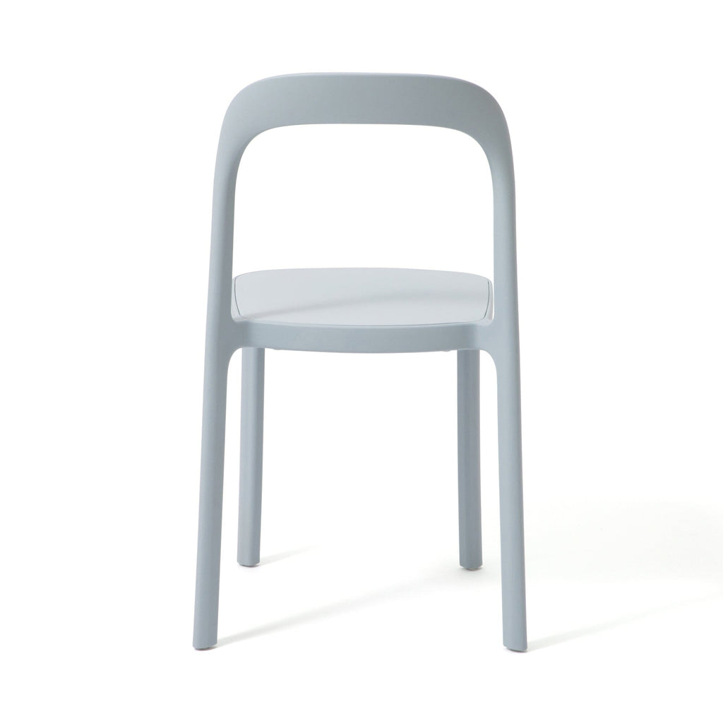 Chaise empilable en résine moulée bleu clair