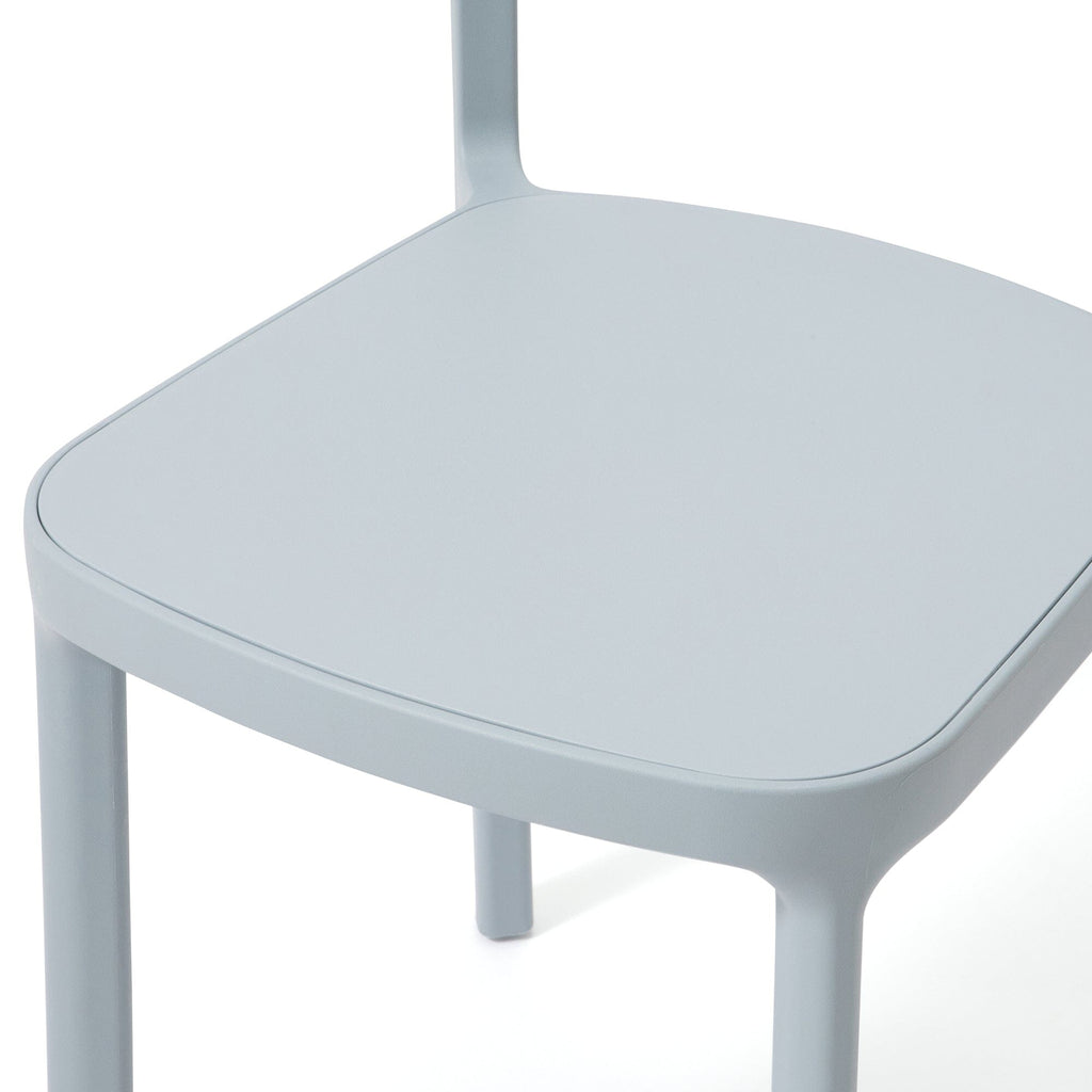 Chaise empilable en résine moulée bleu clair