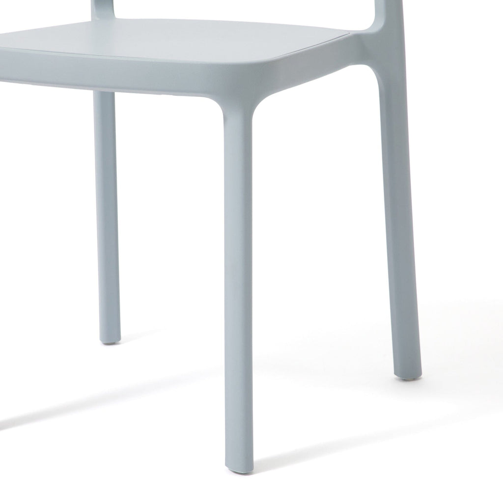 Chaise empilable en résine moulée bleu clair