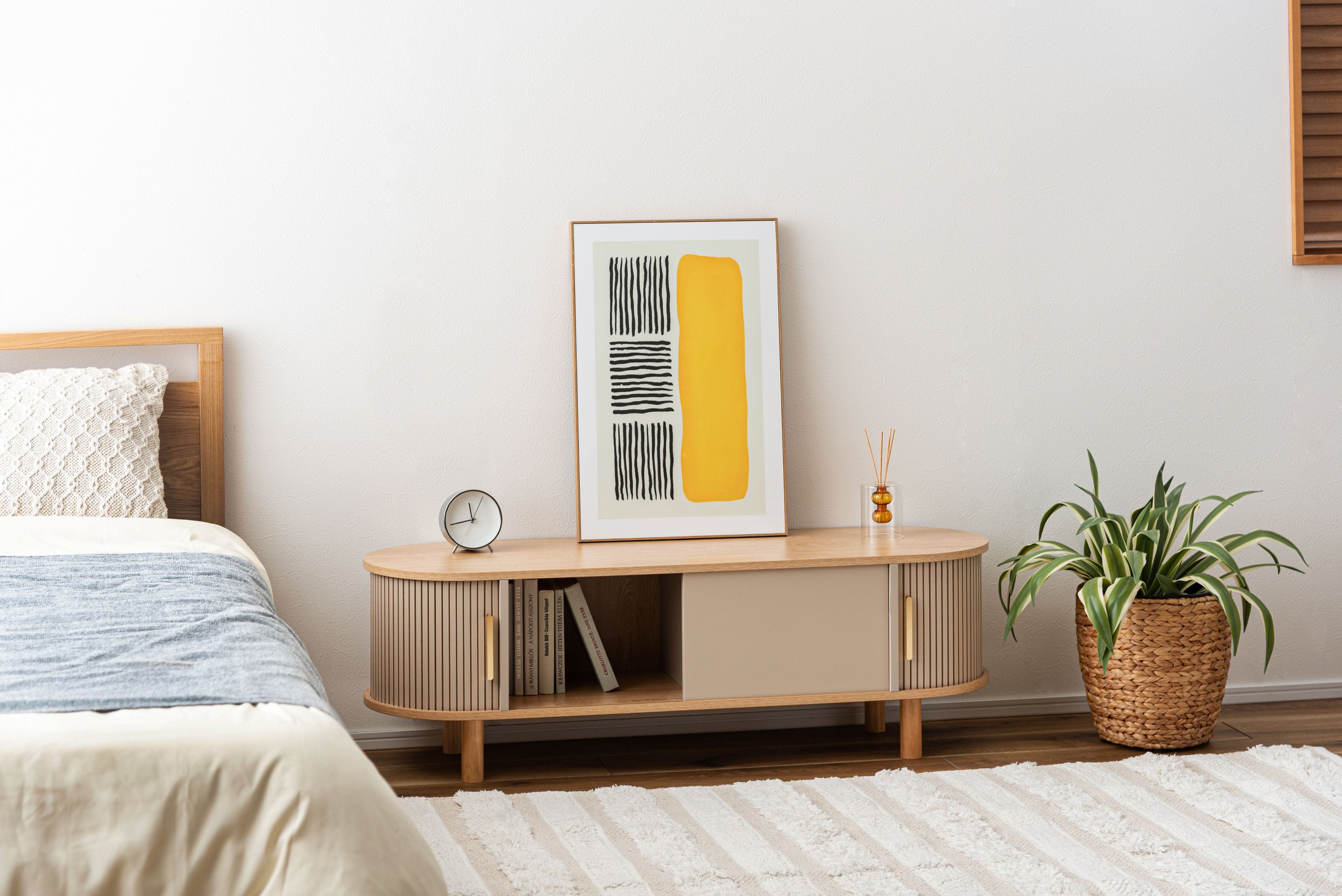 Meuble TV bas beige avec compartiments de rangement