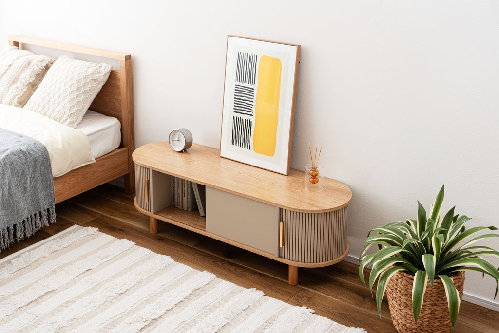 Meuble TV bas beige avec compartiments de rangement