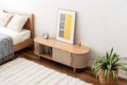 Meuble TV bas beige avec compartiments de rangement