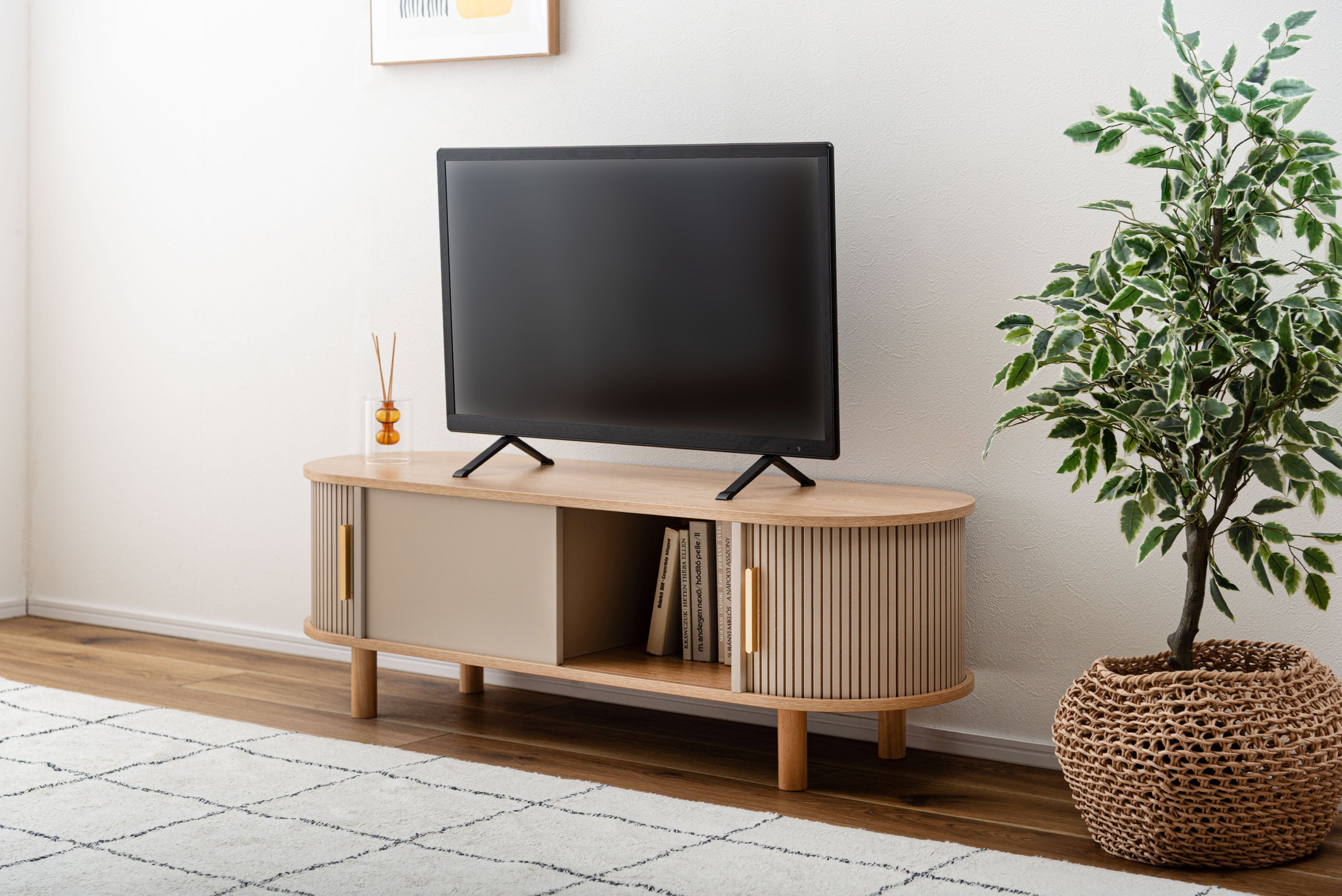 Meuble TV bas beige avec compartiments de rangement