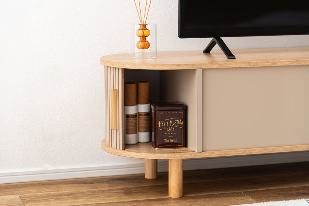 Meuble TV bas beige avec compartiments de rangement