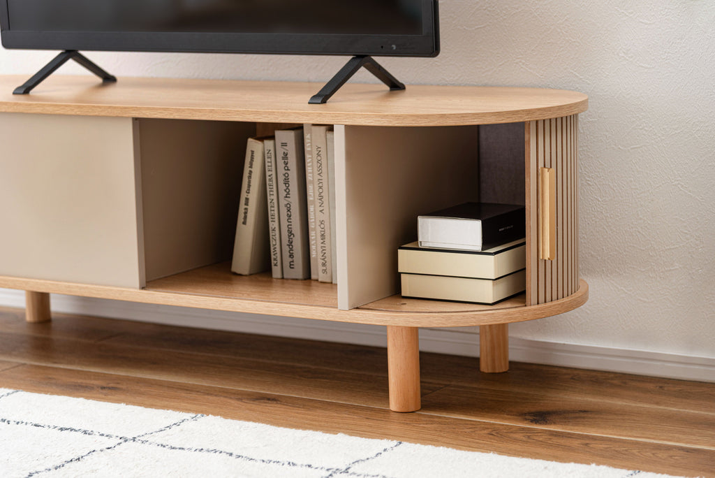 Meuble TV bas beige avec compartiments de rangement