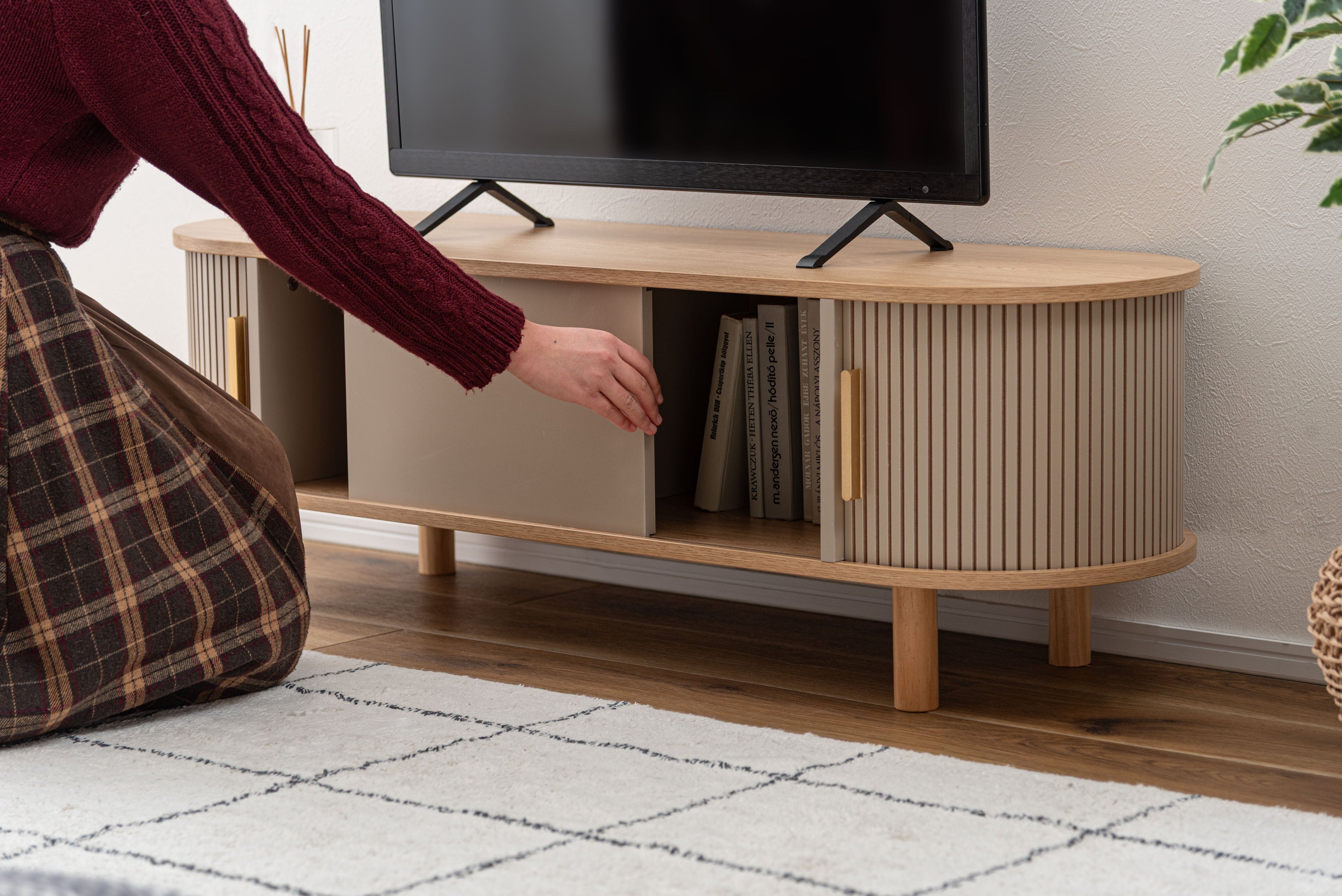 Meuble TV bas beige avec compartiments de rangement