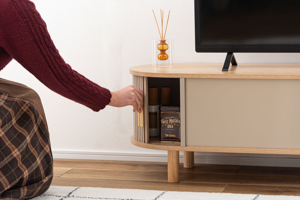 Meuble TV bas beige avec compartiments de rangement