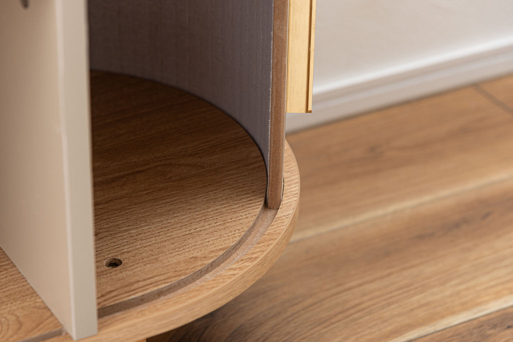 Meuble TV bas beige avec compartiments de rangement