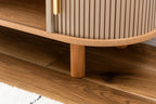 Meuble TV bas beige avec compartiments de rangement