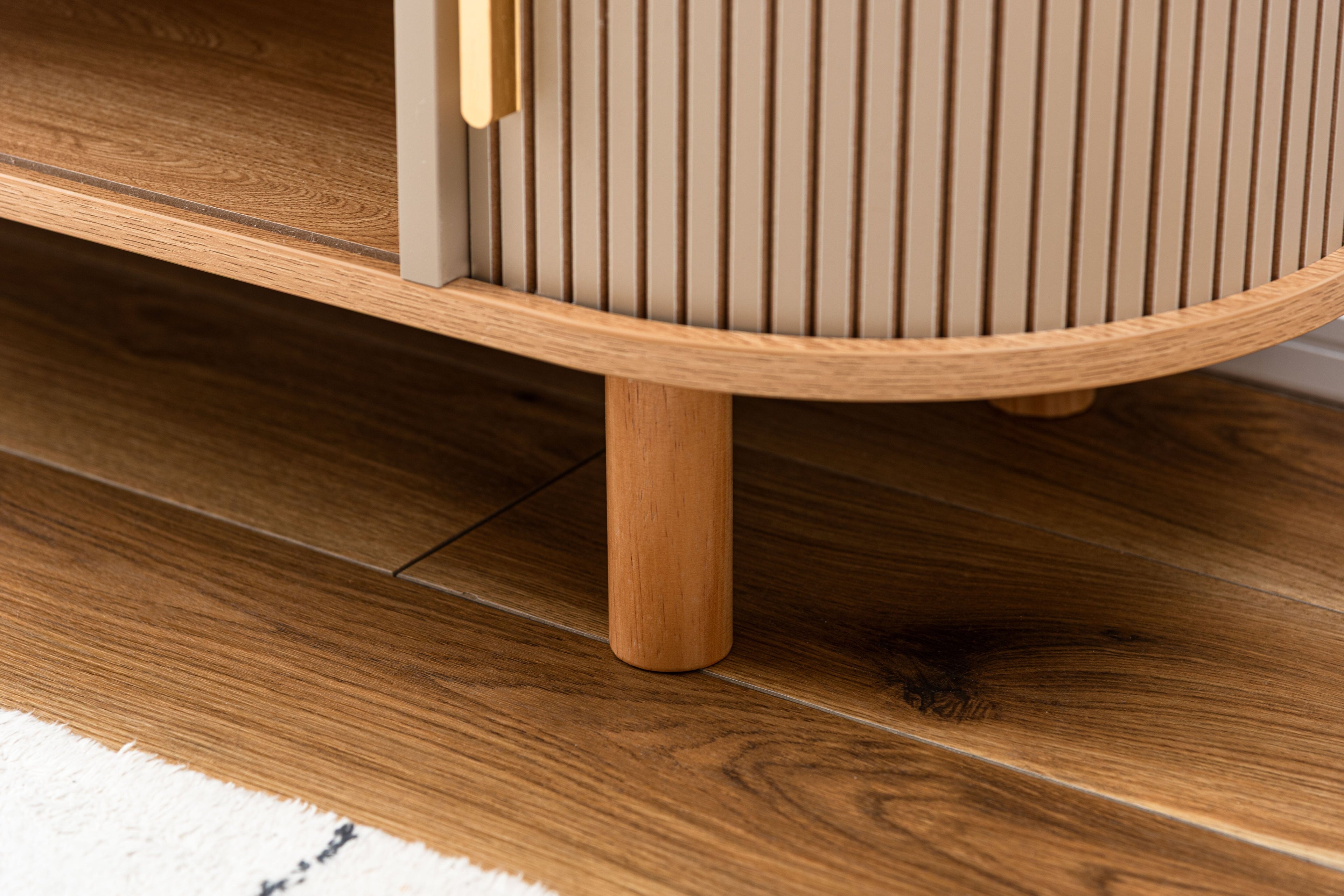 Meuble TV bas beige avec compartiments de rangement
