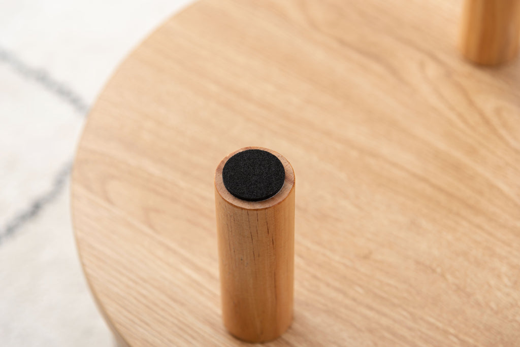 Meuble TV bas beige avec compartiments de rangement