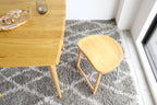 Tabouret bas rembourré gris