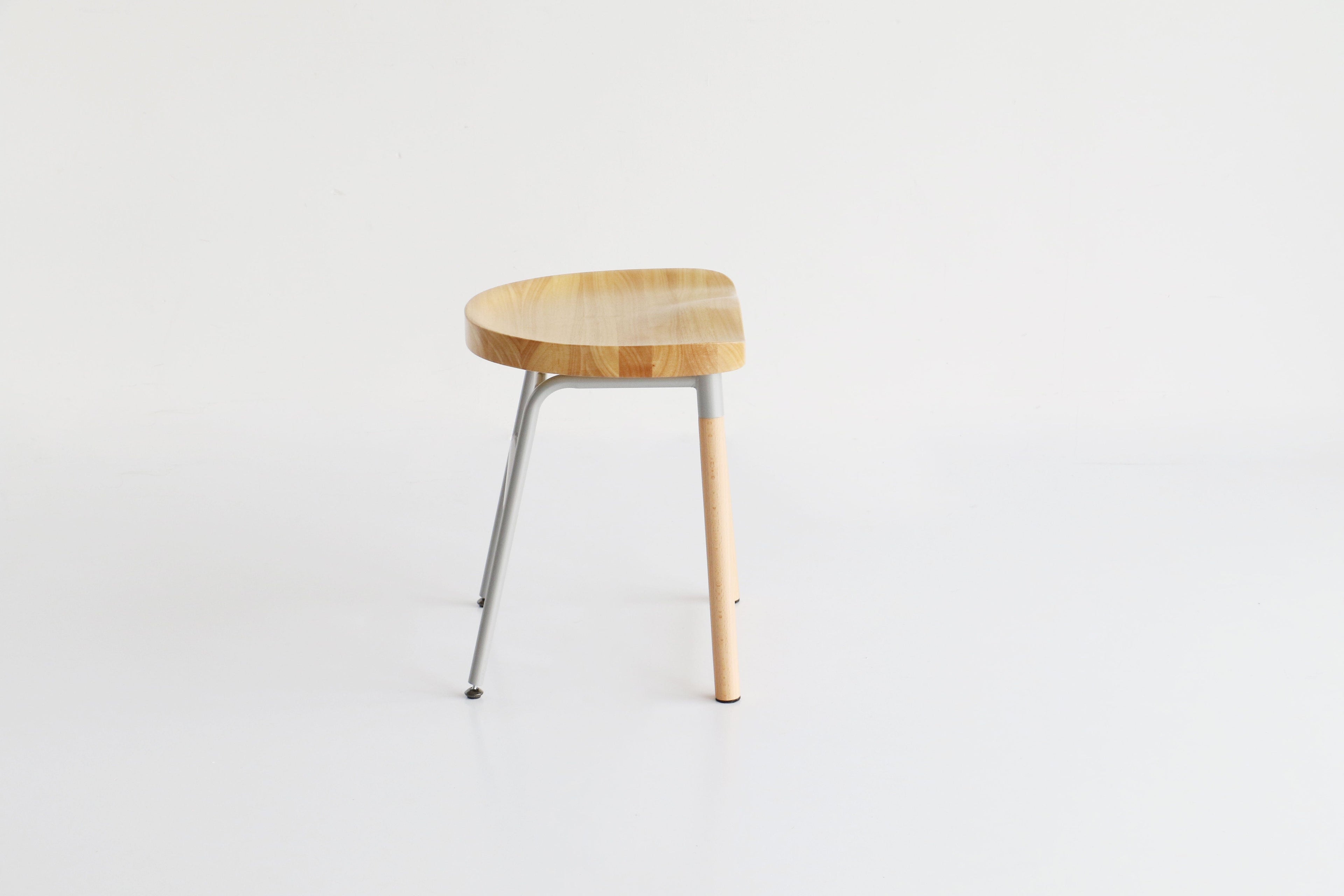 Tabouret bas rembourré gris