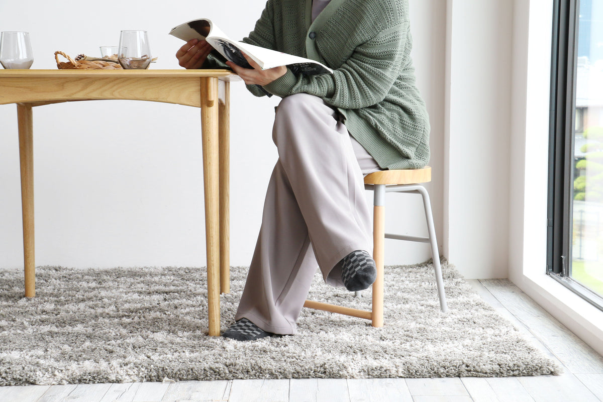 Tabouret bas rembourré gris