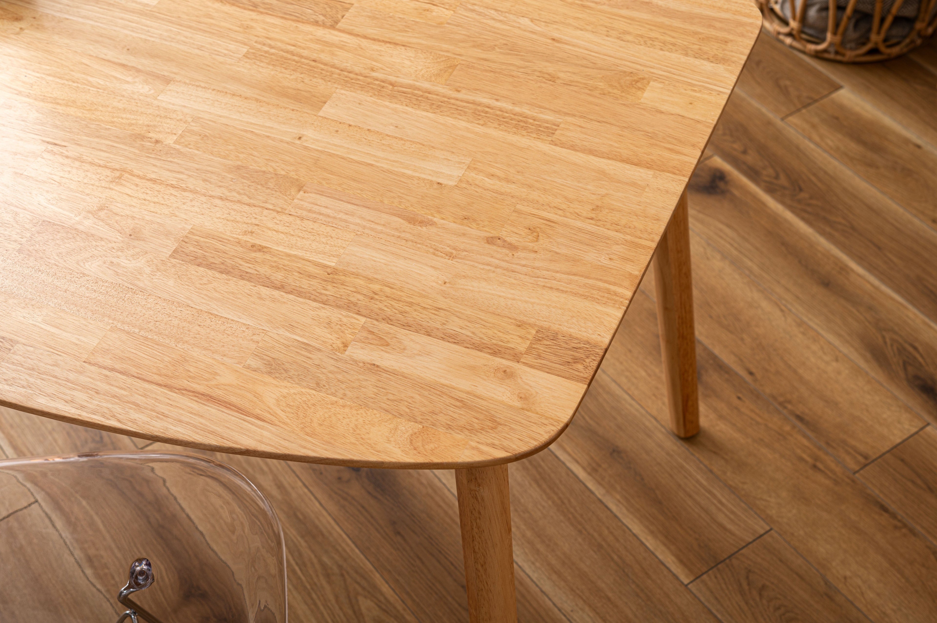 Table à manger en bois naturel