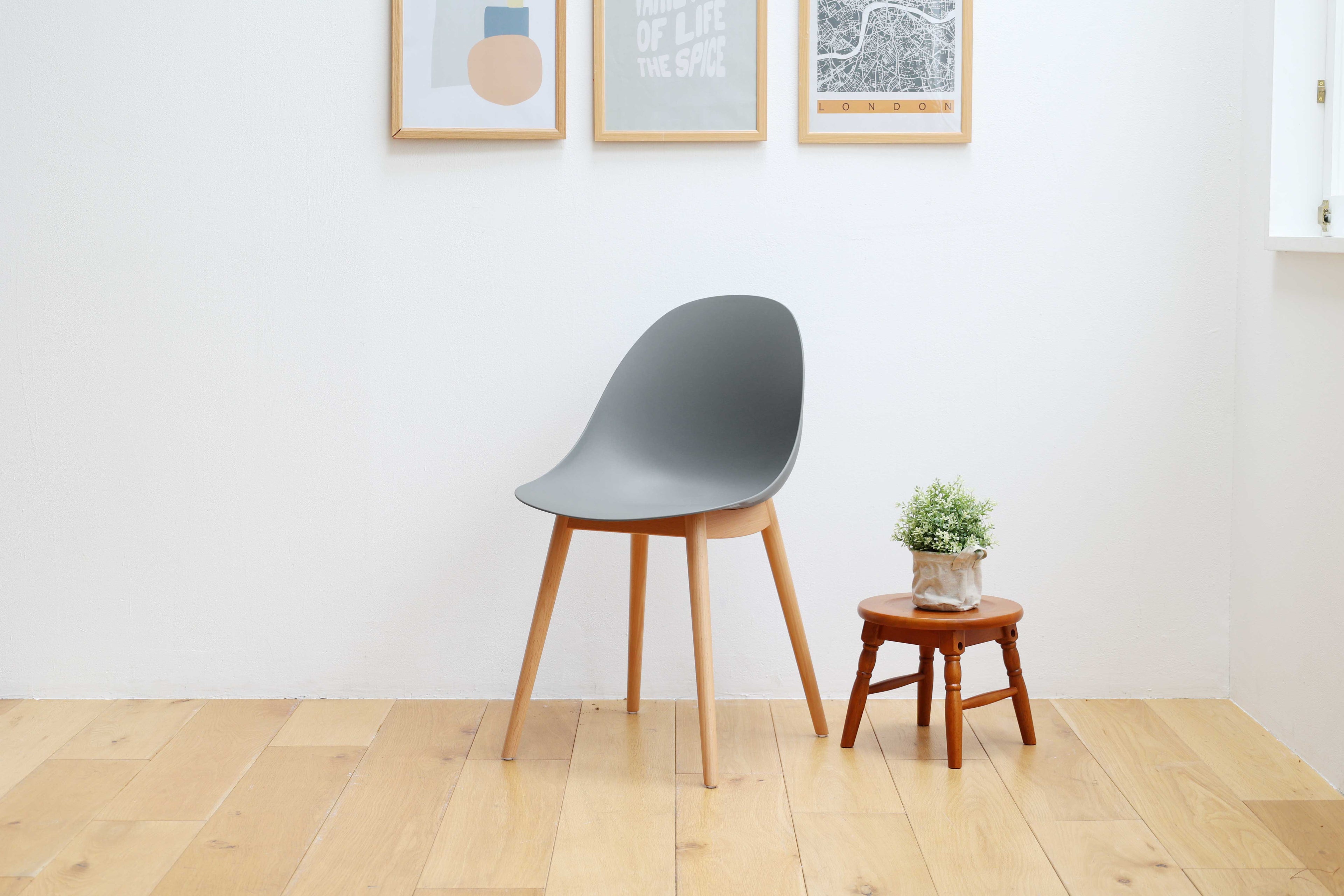Chaise d'appoint en bois gris