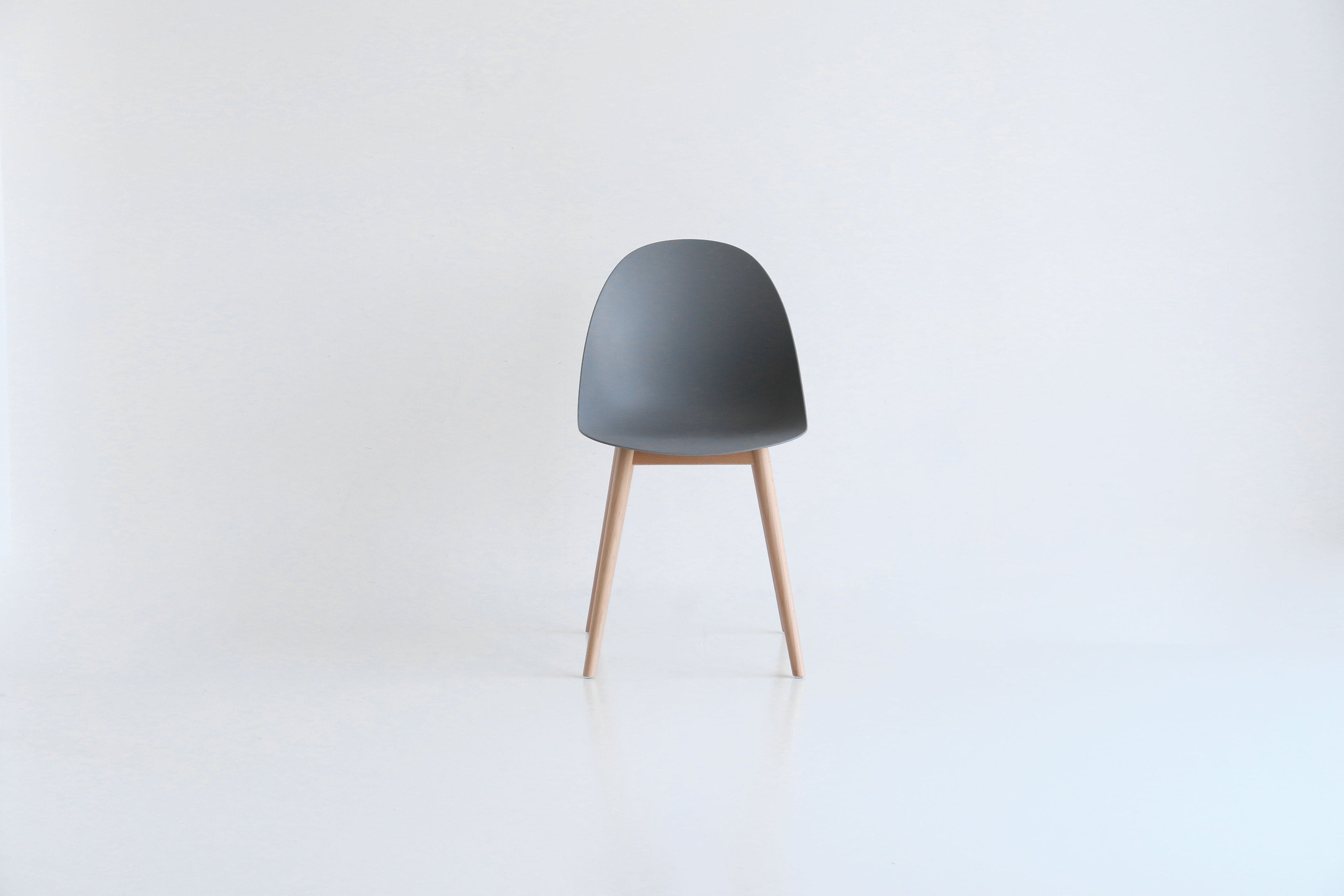 Chaise d'appoint en bois gris