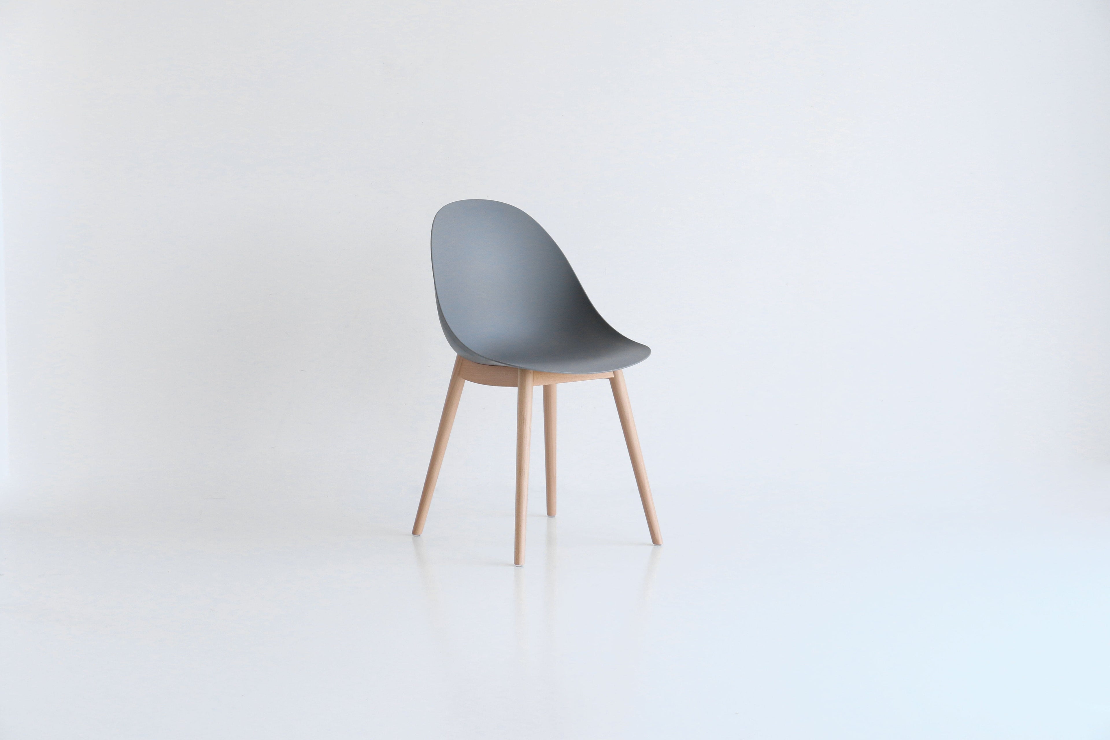Chaise d'appoint en bois gris