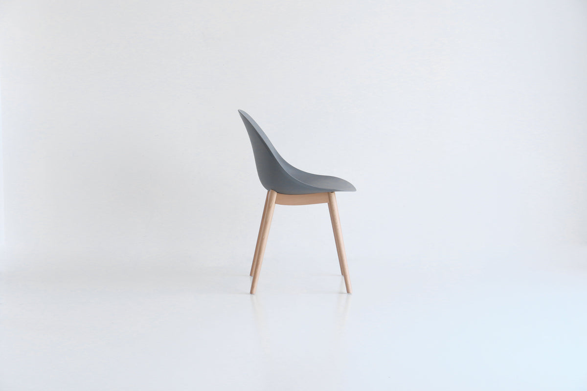 Chaise d'appoint en bois gris