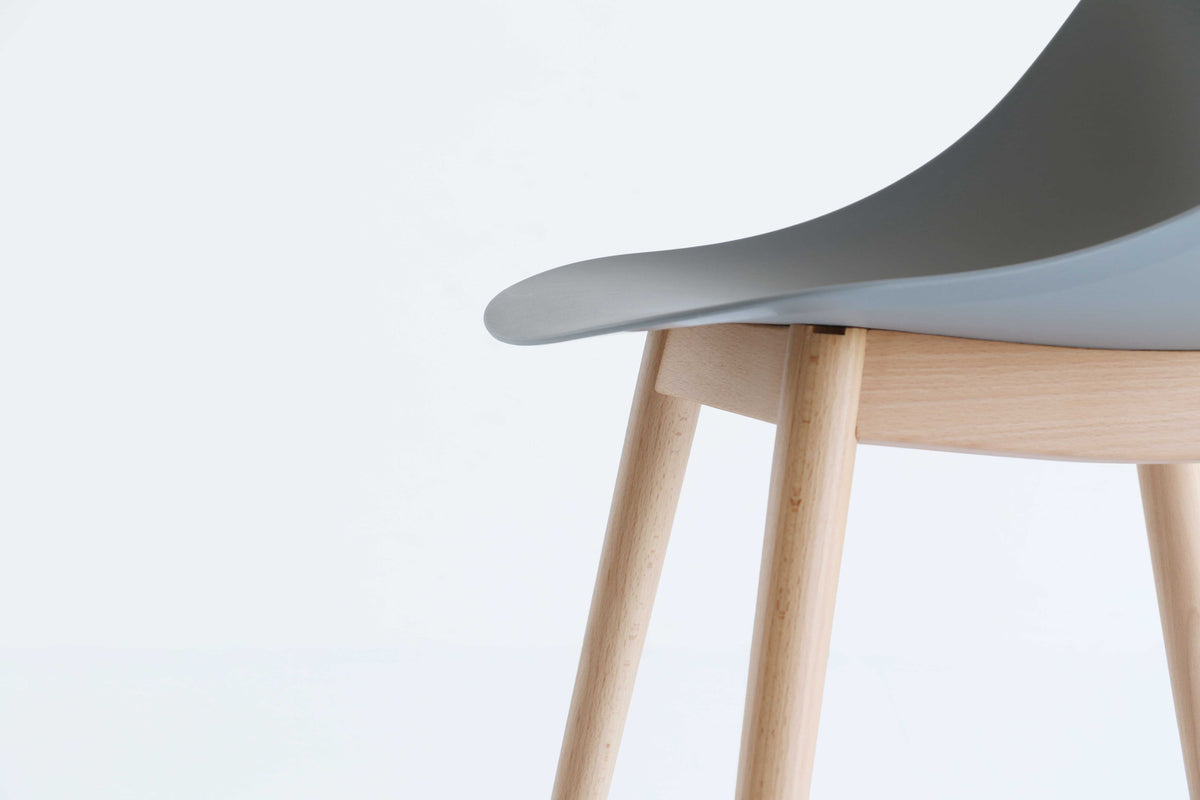 Chaise d'appoint en bois gris
