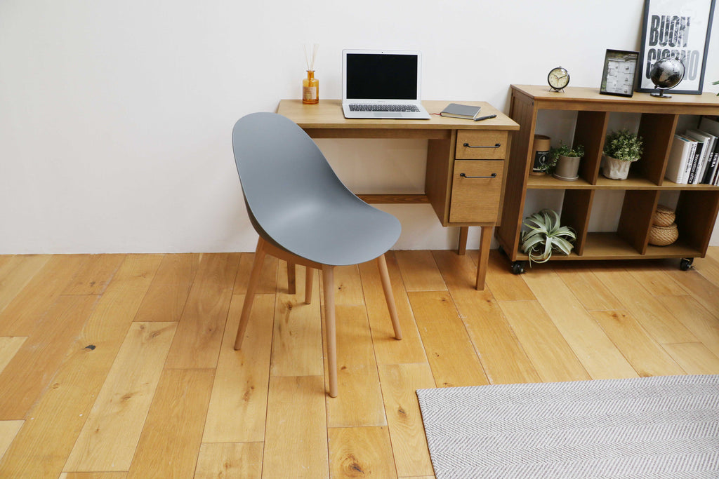 Chaise d'appoint en bois gris